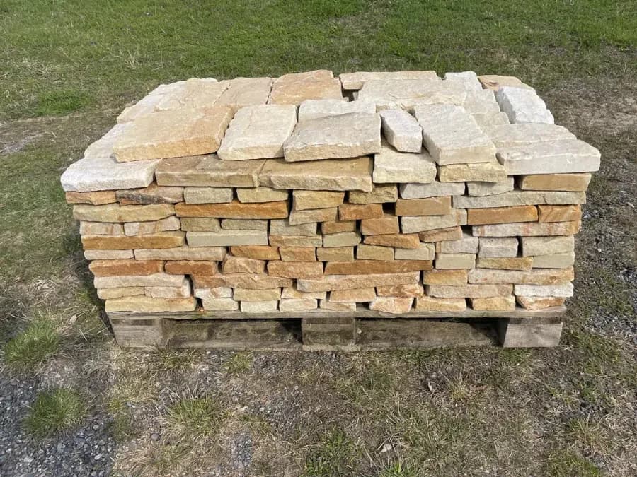 Přírodní štípaný pískovec, řádkový obklad tl. cca 3 cm