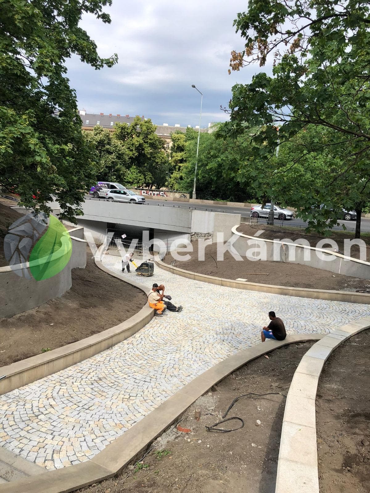 Žulové kostky chodník