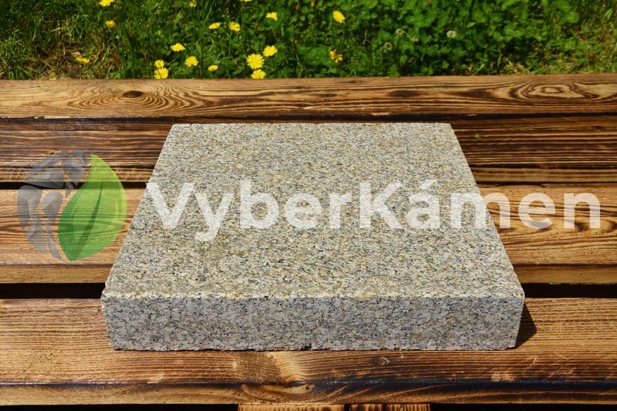 Žulová formátovaná dlažba, šedožlutá jemnozrnná