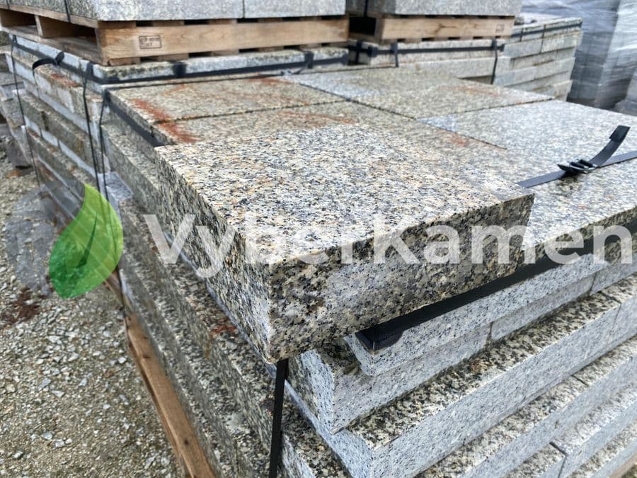 Žulová formátovaná dlažba, šedohnědá hrubozrnná