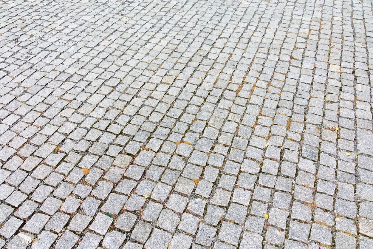 Dlažební kostky frakce 8/11 v šedém odstínu, tvořící trvanlivý a estetický povrch na náměstí v Uničově.