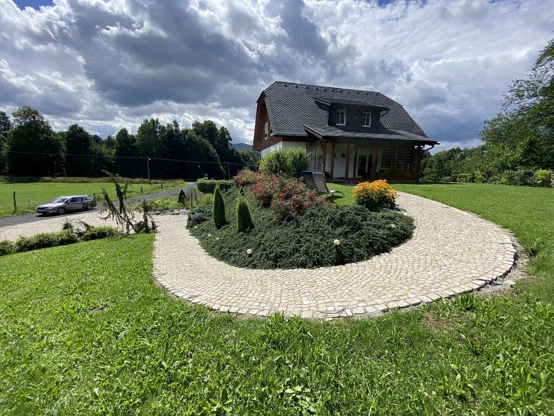 Žulový chodník ze žlutých kostek ladící s okolní přírodou a tradiční architekturou ubytování ve Staré Červené Vodě.