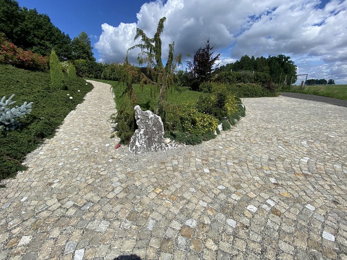 Příjezdová cesta ze žlutých žulových kostek harmonicky ladí s rustikálním stylem ubytování ve Staré Červené Vodě.