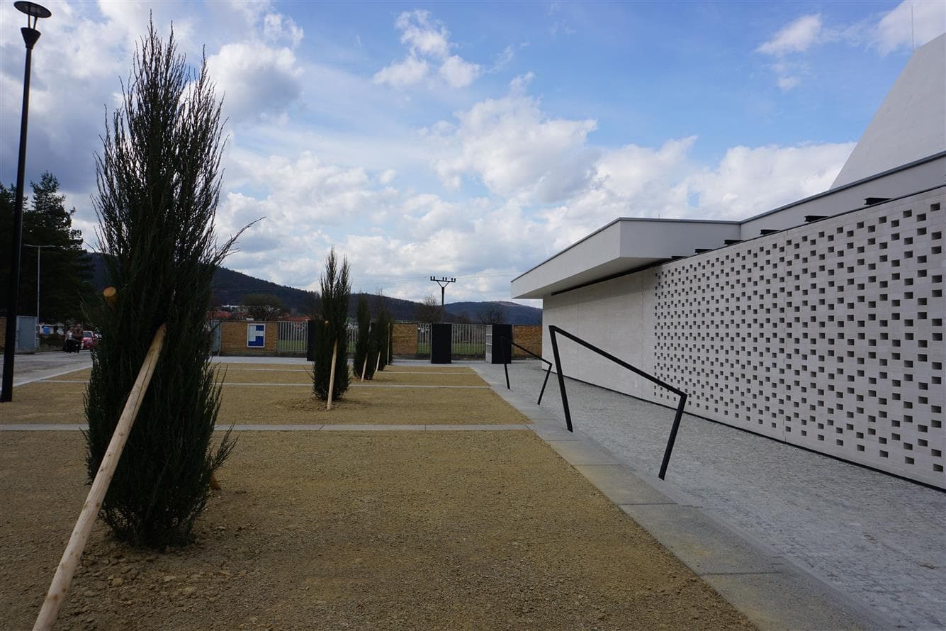 Žulová cesta z dlažebních kostek