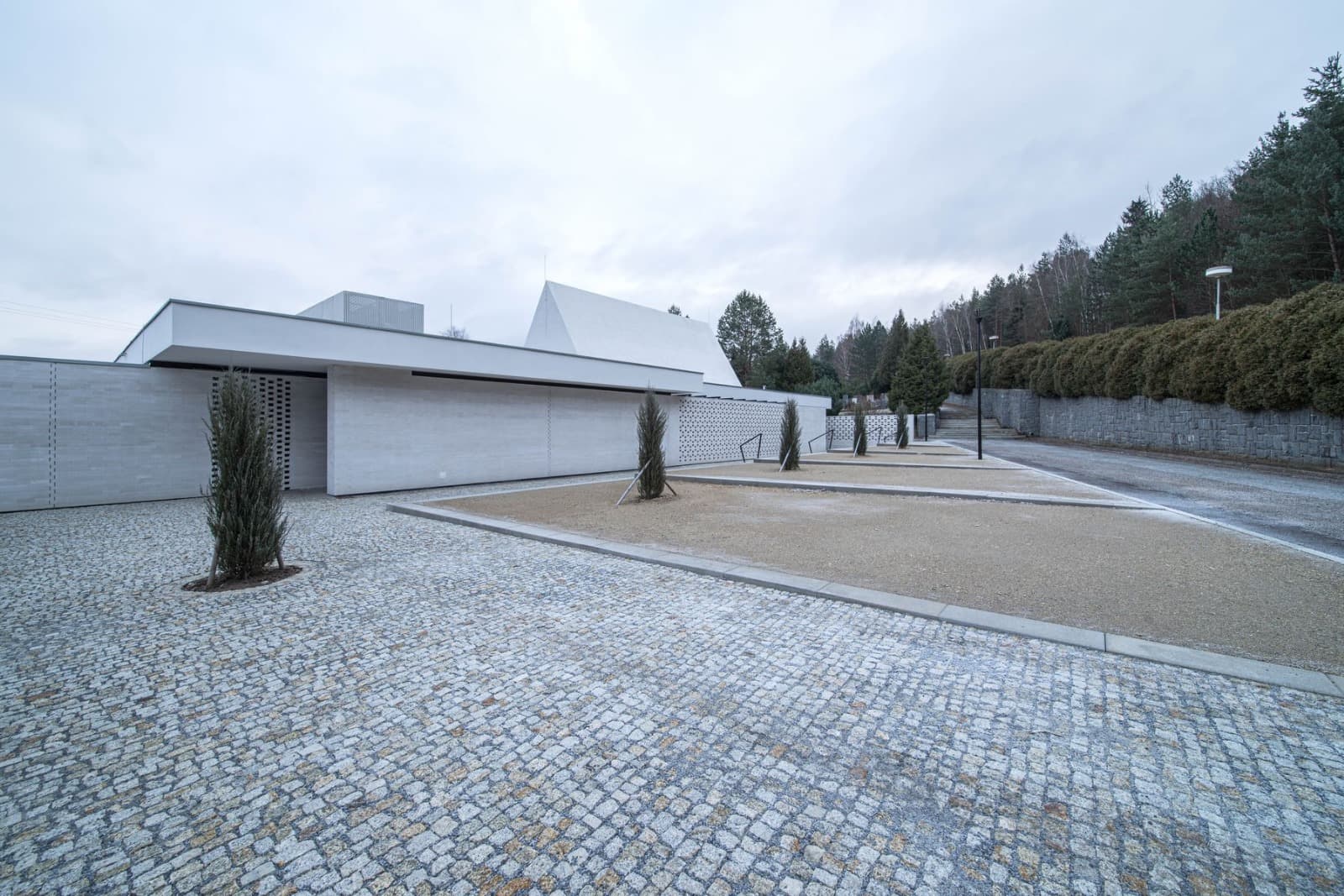 Žulové kostky, řádky, Hřbitov Tišnov -realizace