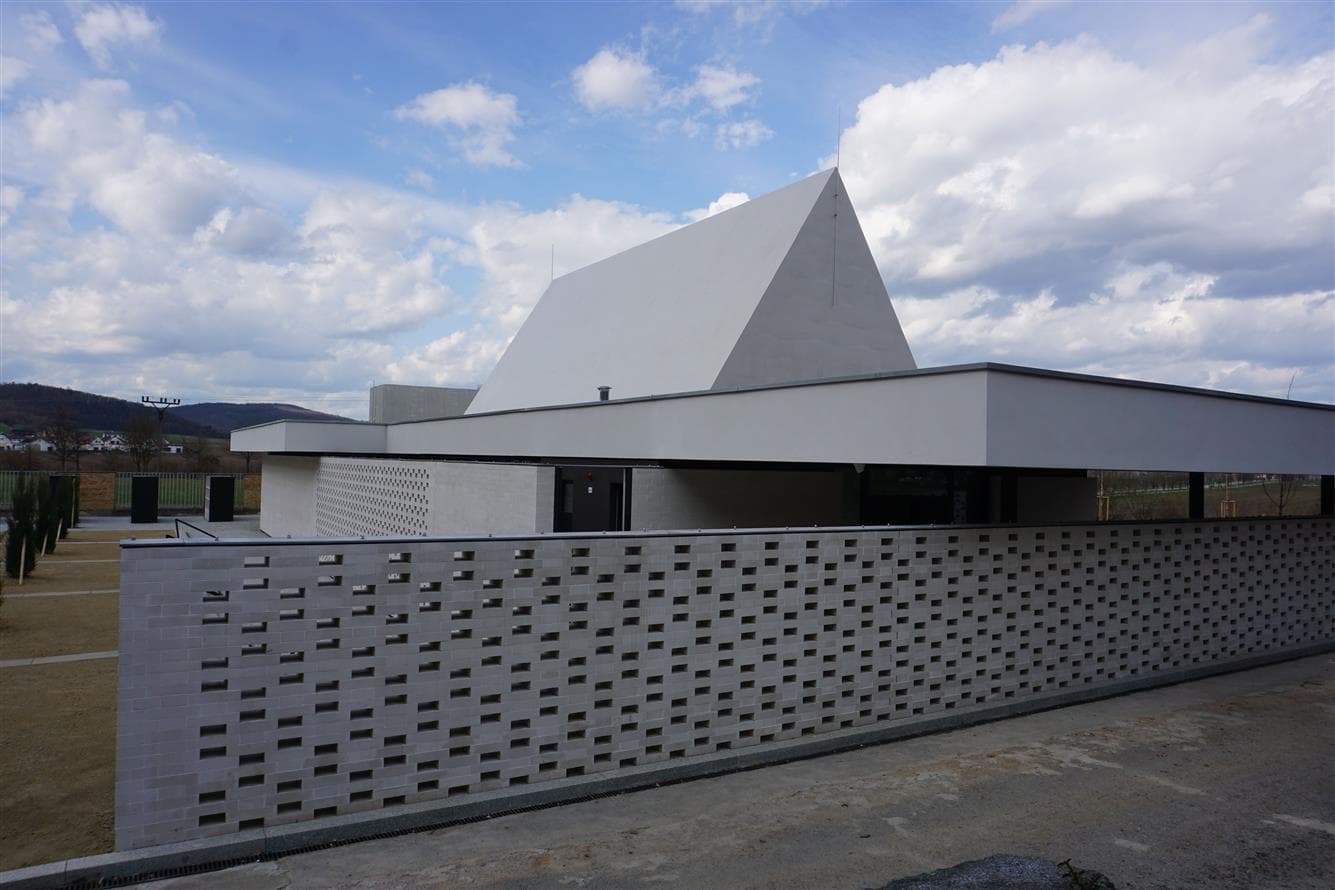 Silniční obrubníky podél cesty