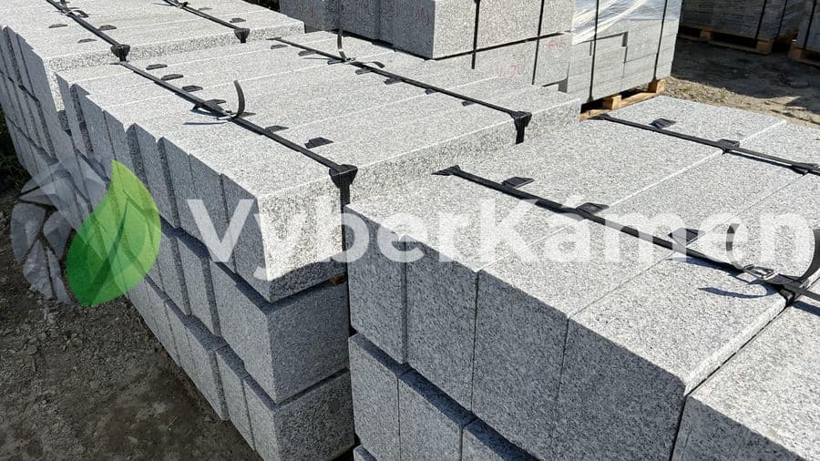 Žulový obrubník OP6 15x25x80–120cm, přímý