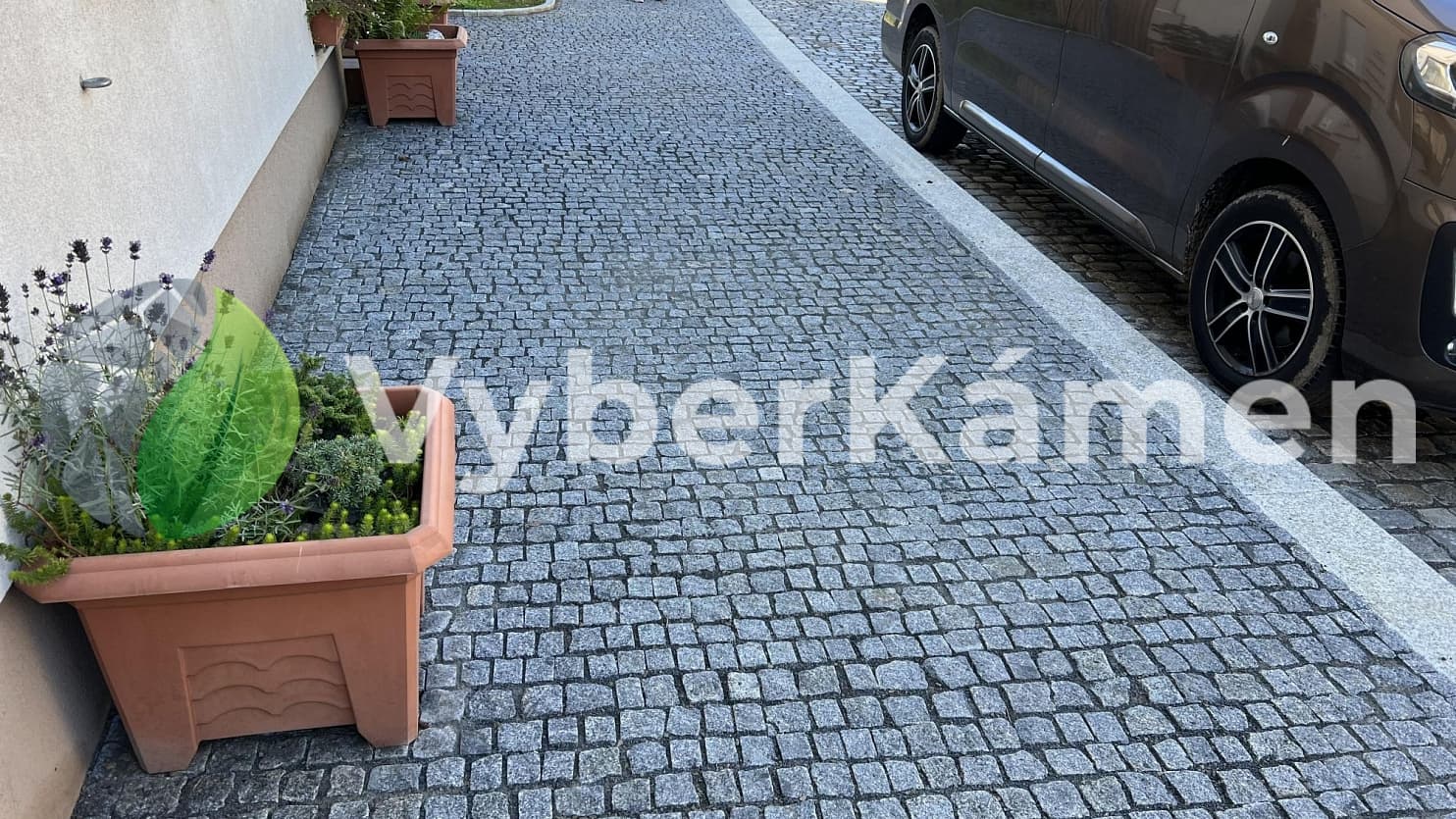 Chodník - tmavá žulová kostka