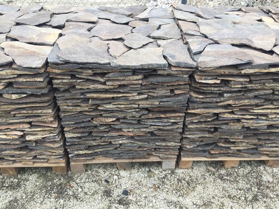 Obkladový přírodní kámen tl. cca 1-3 cm, andezit