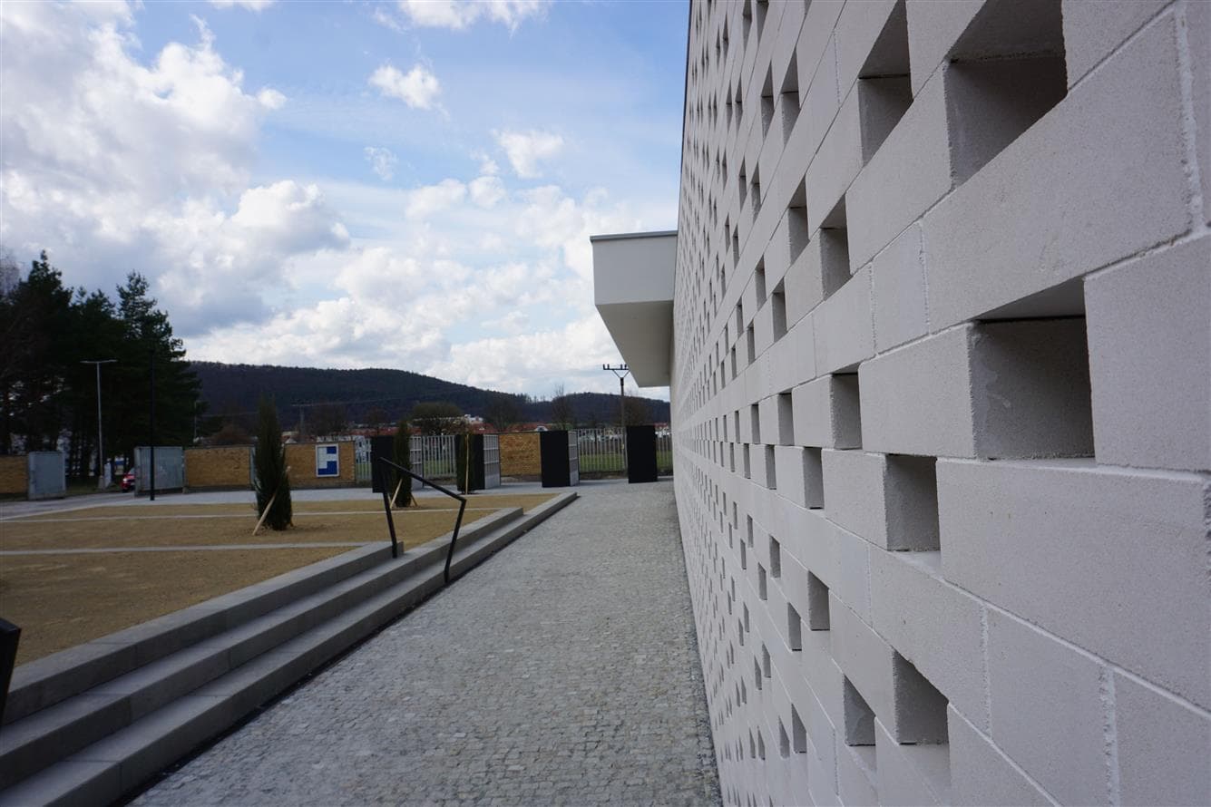 Chodník ze žulových kostek