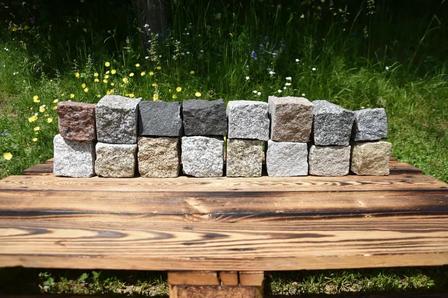 Dlažební kostka je nejlepší volba pro moderní i tradiční venkovní plochy