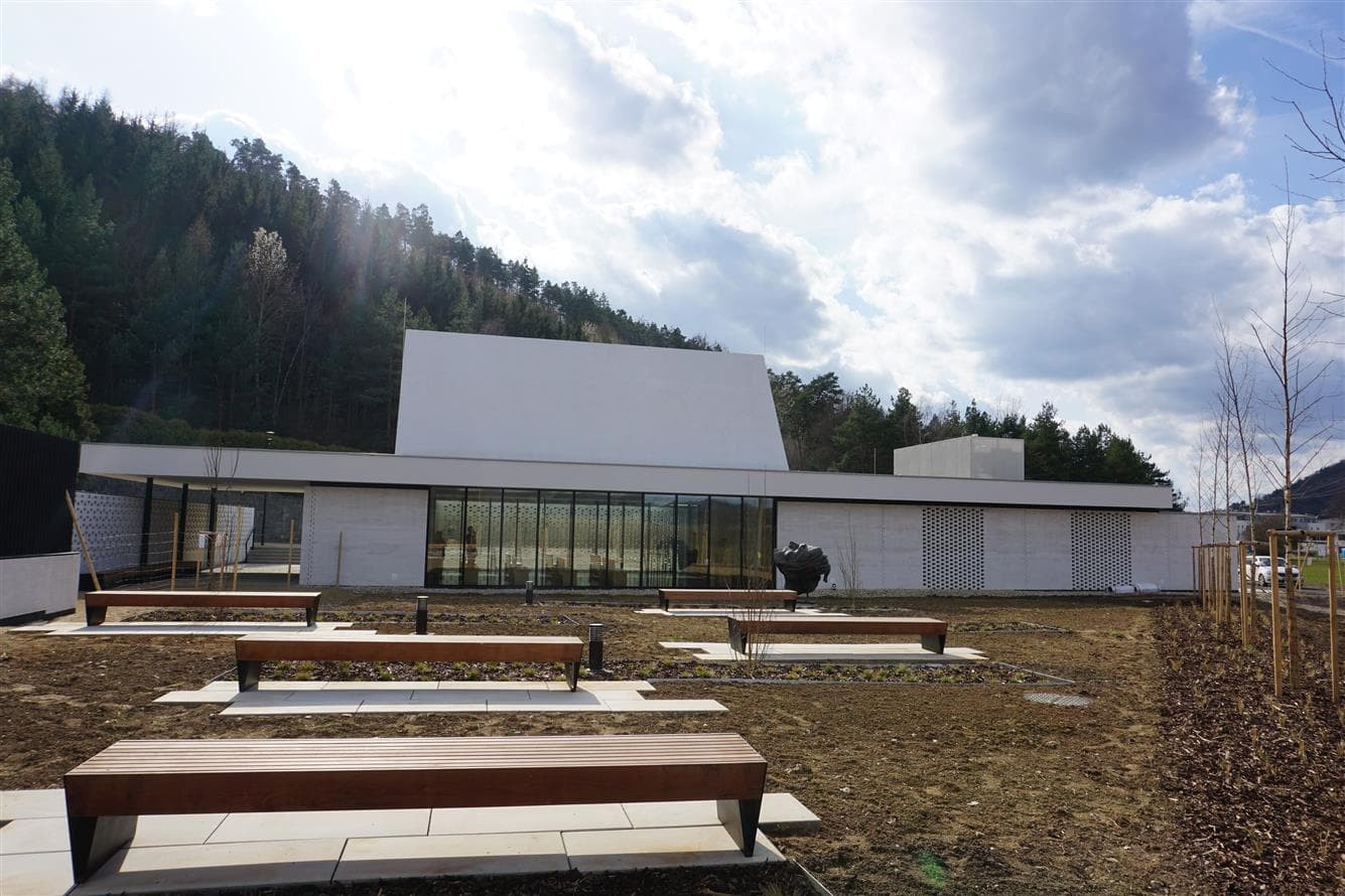 Venkovní formátované dlažby v zahradě