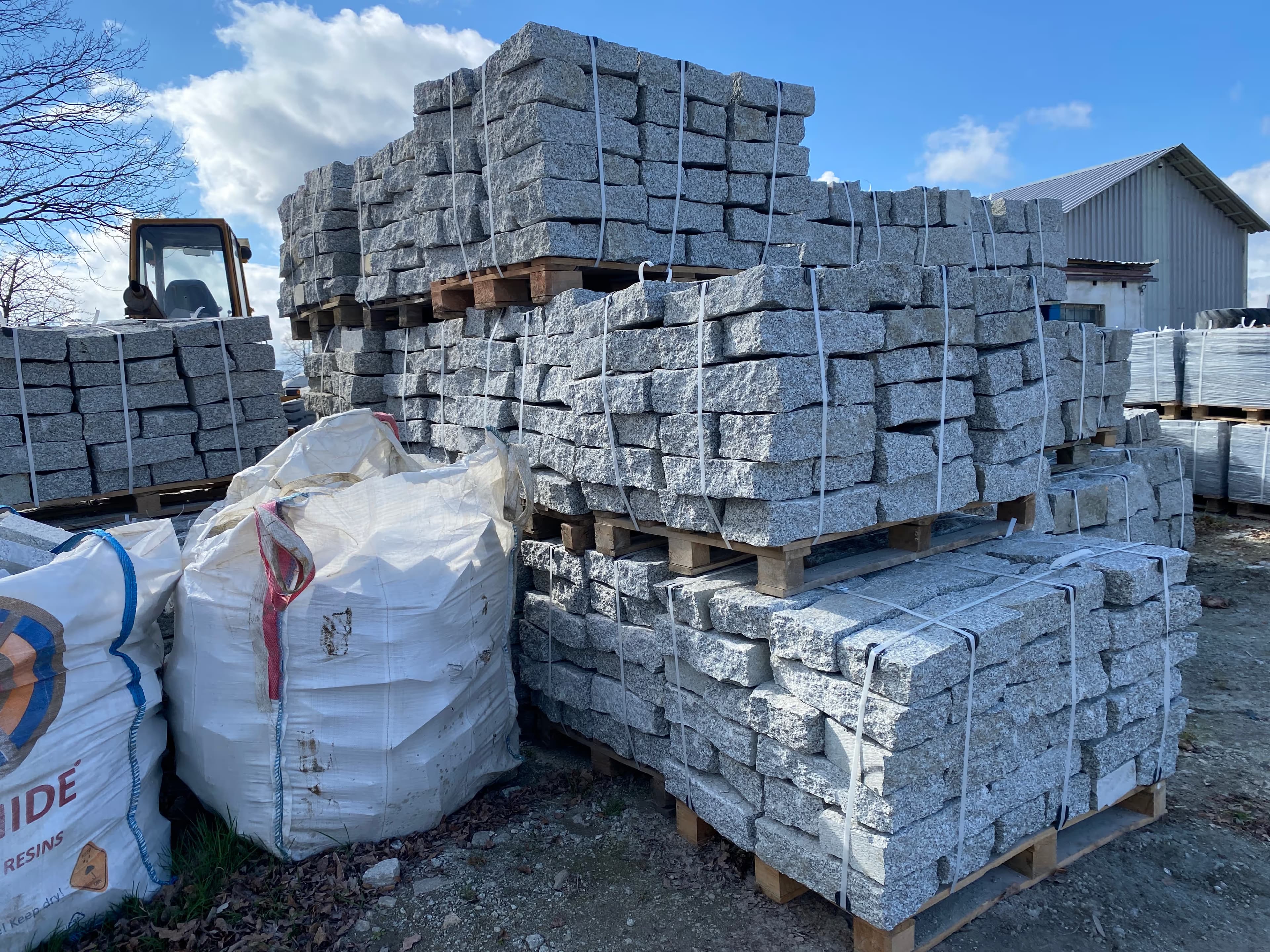 Žulový štípaný krajník - světle šedý, hrubozrnný