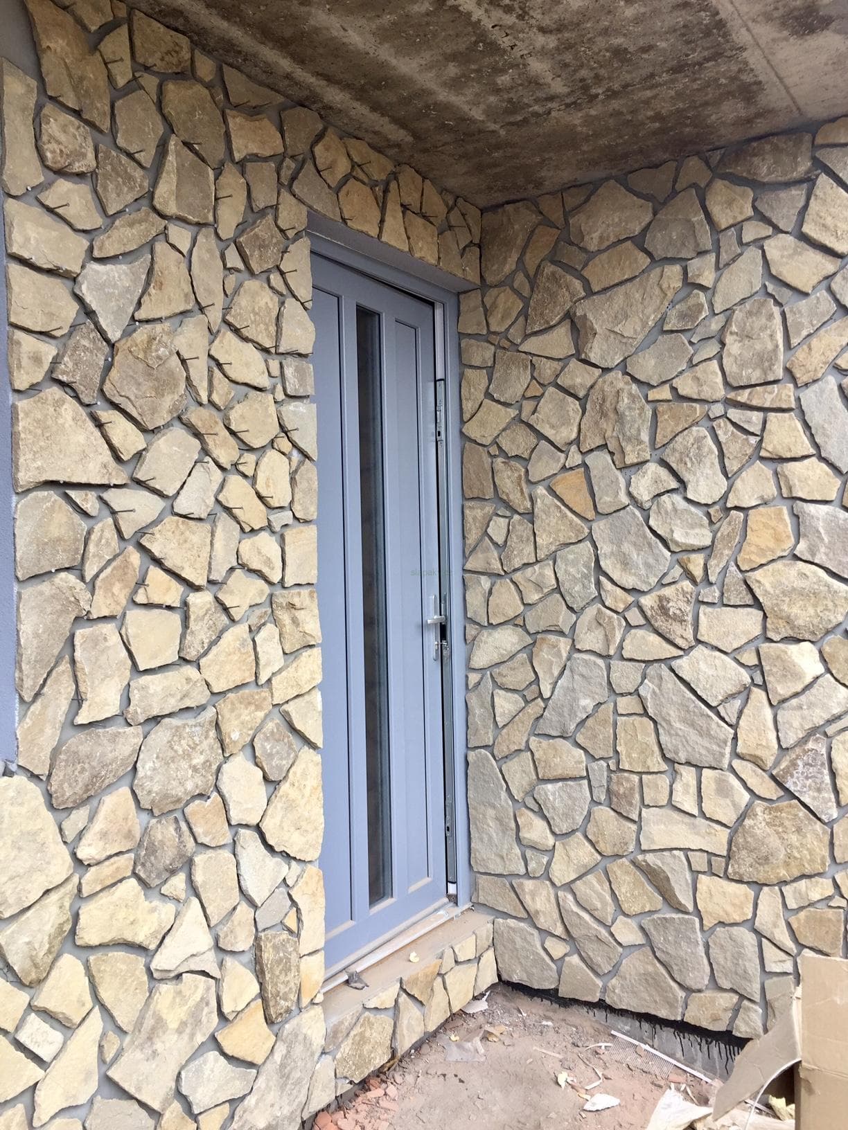 Pískovcový obklad kolem domu 