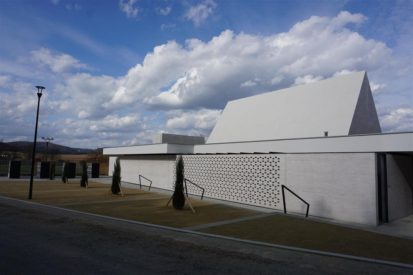 Přírodní kámen Tišnov (hřbitov)