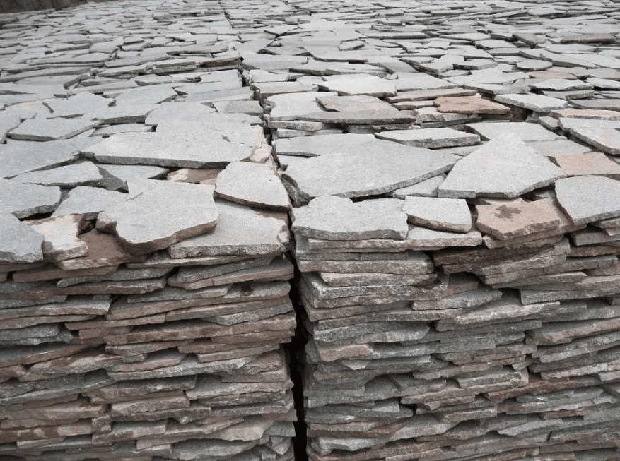 Obkladový přírodní kámen tl. cca 1-3 cm, porfyr