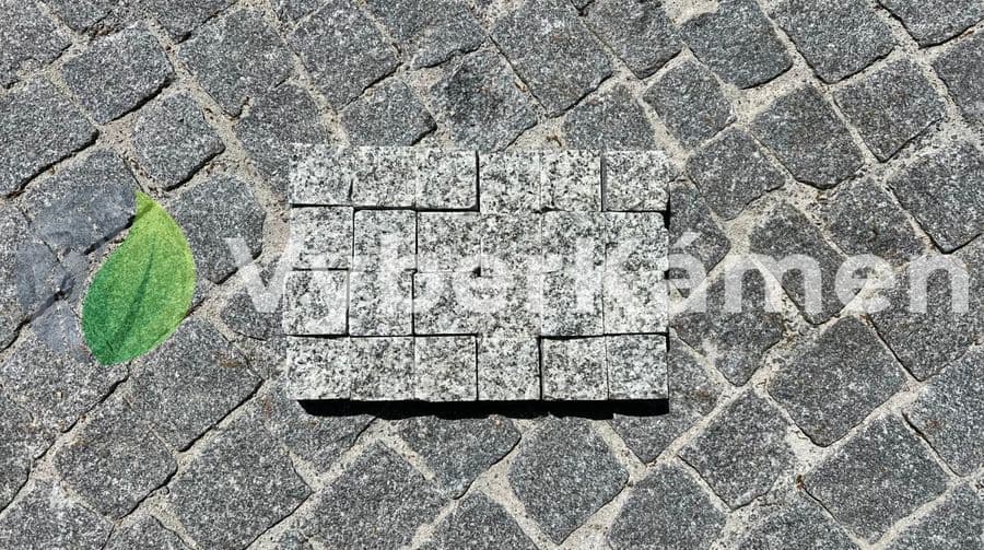 Žulová řezano-štípaná kostka 10x10cm, tl. 6cm (boční strany řezané, vrchní a spodní strana štípaná) světle šedá, hrubozrnná