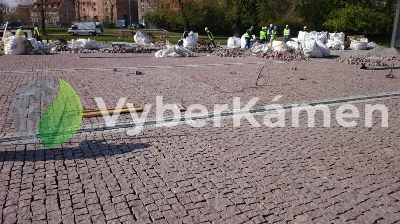 pložené žulové kostky červené