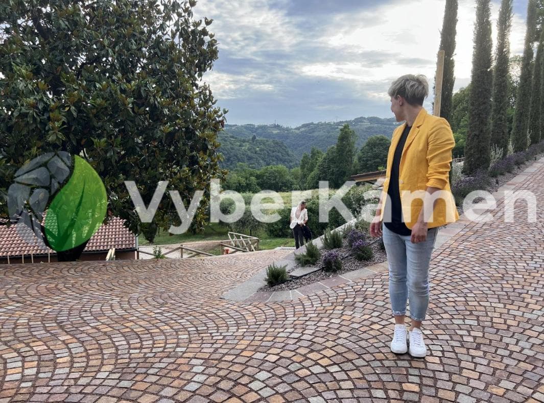 Realizace z porfyrové kostky