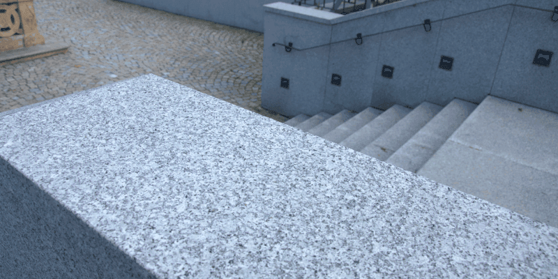 Žulová dlažba šedá, detail. Žulové masivní schody.