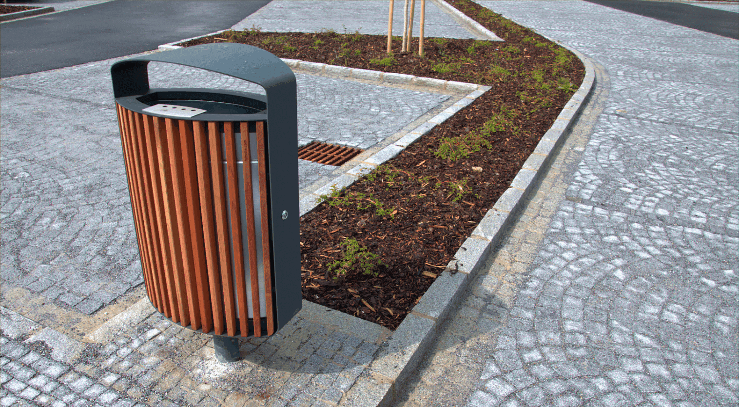 „Detail parkovací plochy s žulovou štípanou dlažbou, odpadkovým košem, obrubníky a ostrůvkem s nově vysazenými rostlinami.