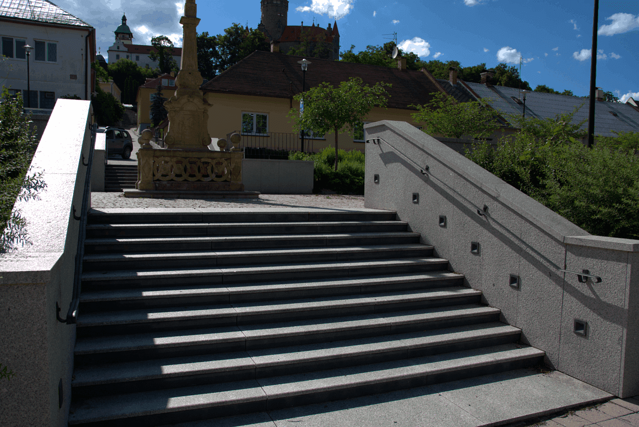 Žulové schody masivní, žulové obklady v šedivé variantě. 