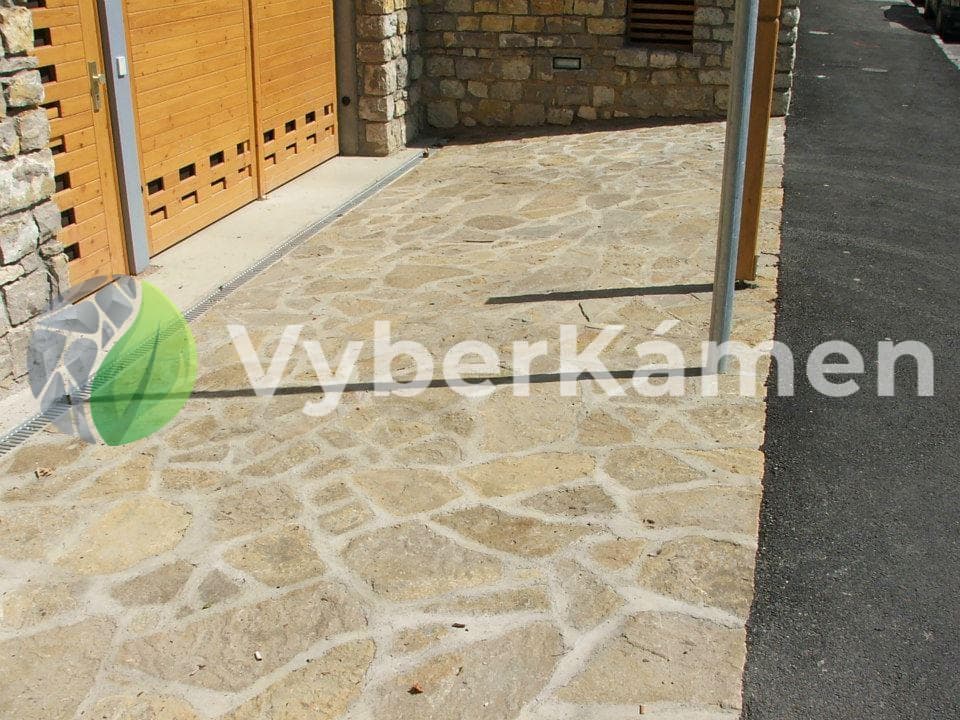 Pískovcové šlapáky v referenci