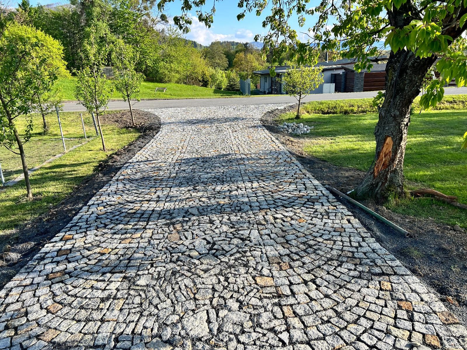 Drť jako nezbytný základ pro montáž venkovní dlažby