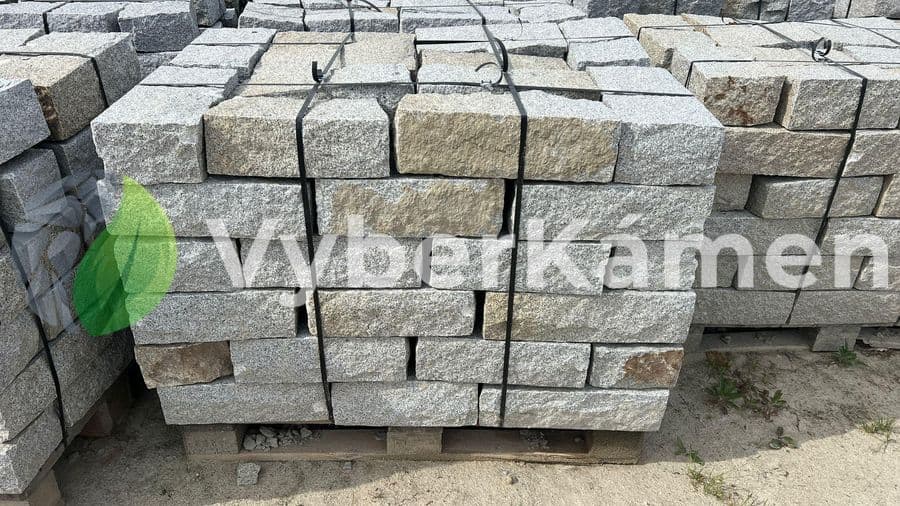 Žulový štípaný krajník - šedožlutý, jemnozrnný