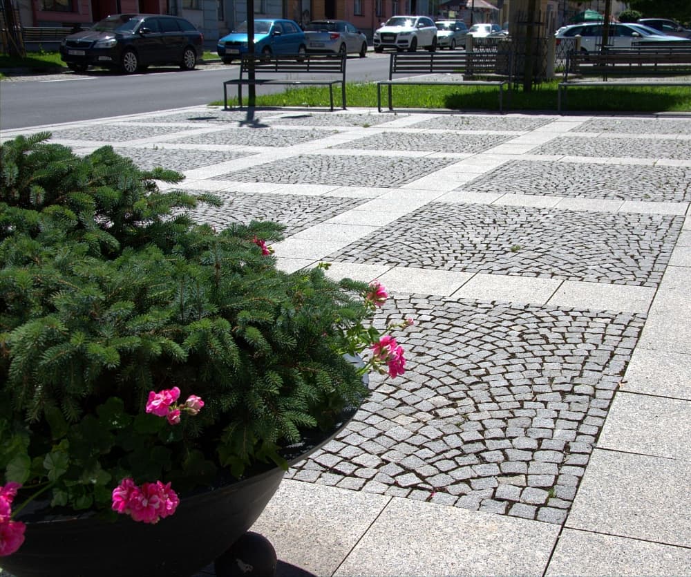 Náměstí Zlaté Hory - Přírondní kámen, reference 