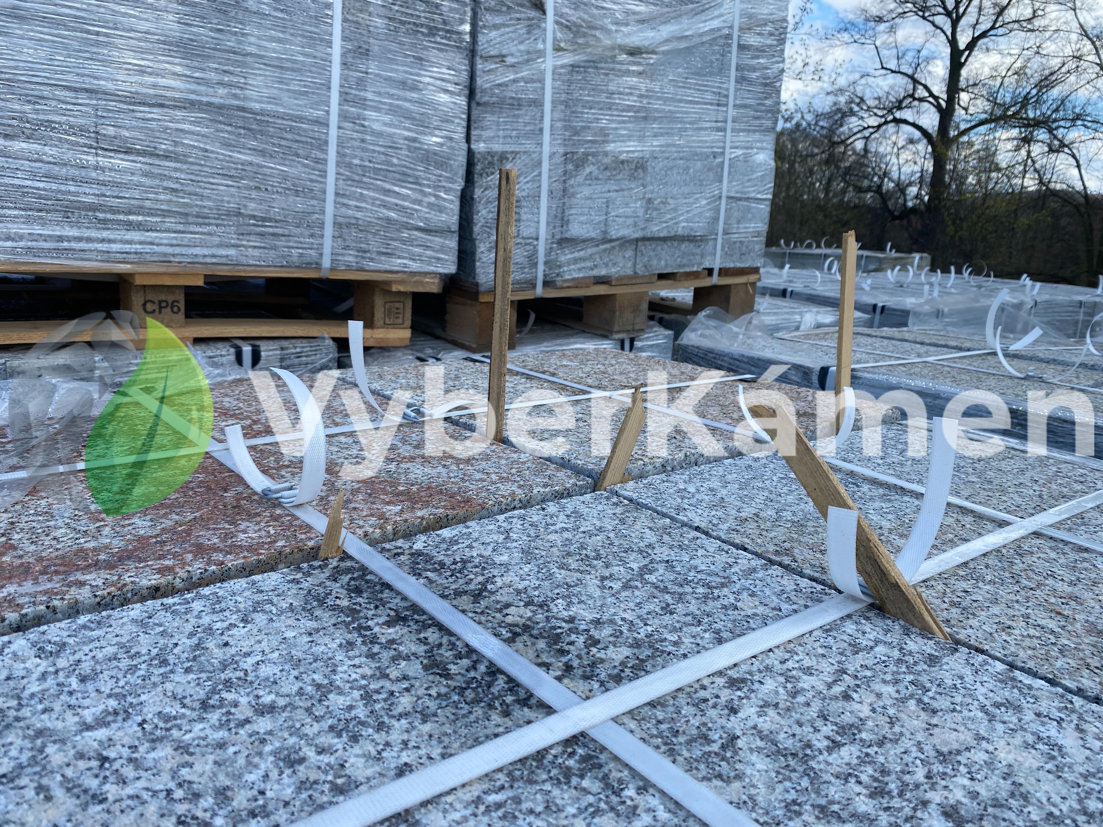 formatovane dlazby na palete, sedohnede