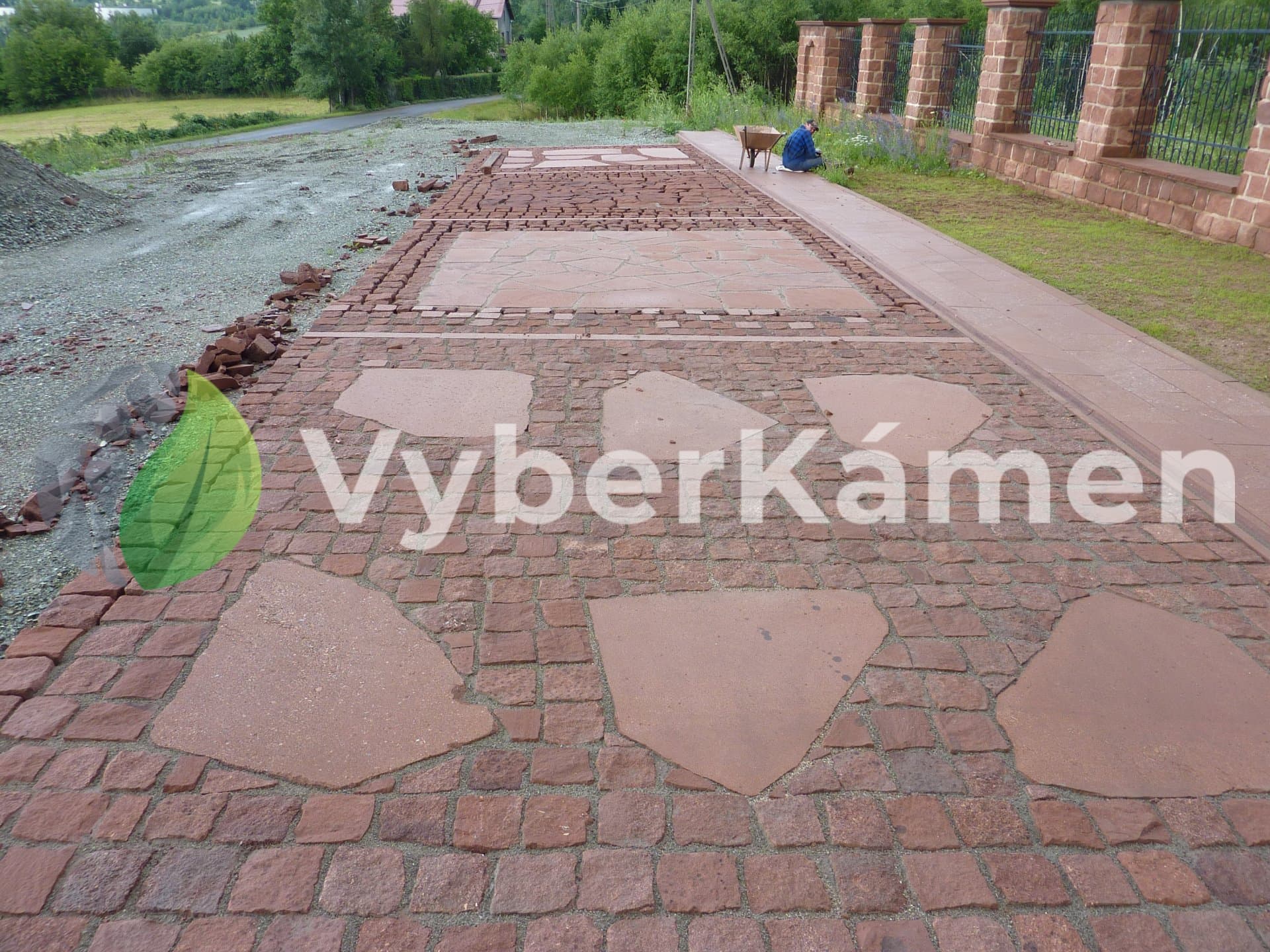 Červené šlapáky v referenci