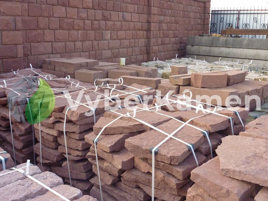 Pískovcové šlapáky v červeném barevném odstínu 