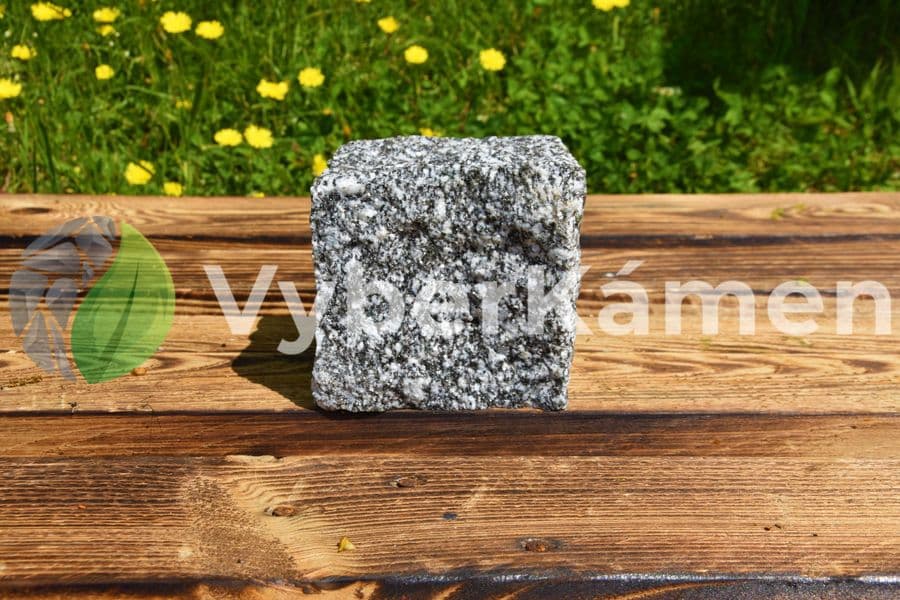 Syenitová štípaná kostka černobílá, střednězrnná