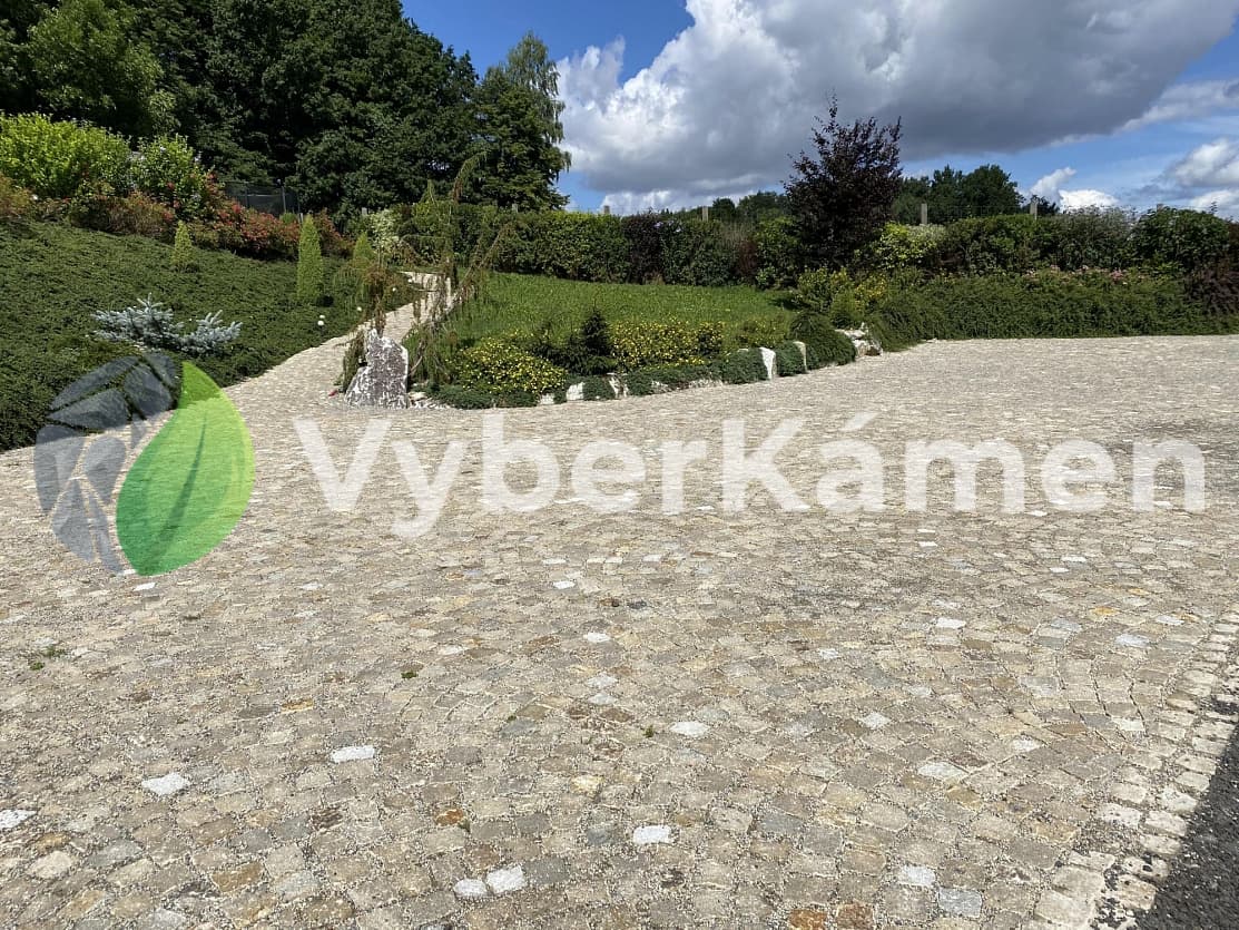 dlažební kostka žlutá v referenci