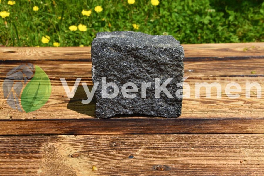 Žulová štípaná kostka černá, střednězrnná