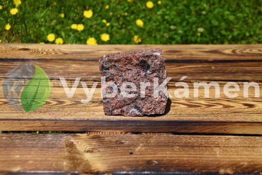 Žulová štípaná kostka červená, hrubozrnná