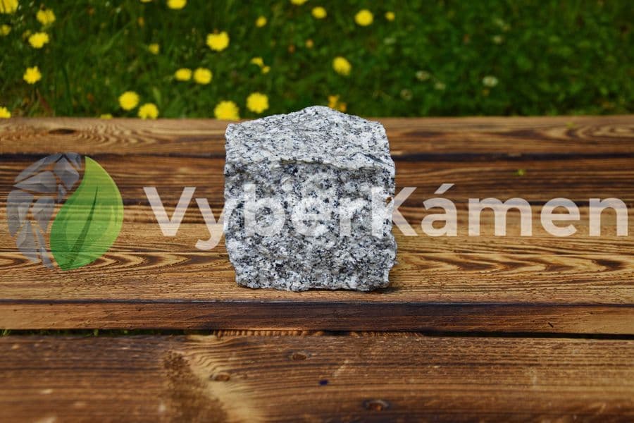 Žulová štípaná kostka světle šedá, hrubozrnná