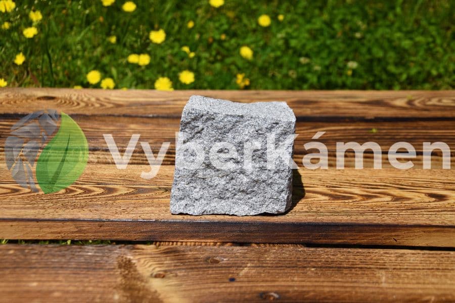 Žulová štípaná kostka světle šedá, jemnozrnná