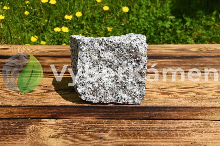 Žulová štípaná kostka světle šedá, střednězrnná