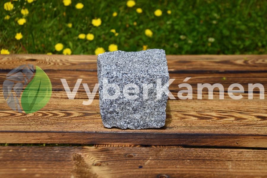 Žulová štípaná kostka tmavě šedá, jemnozrnná