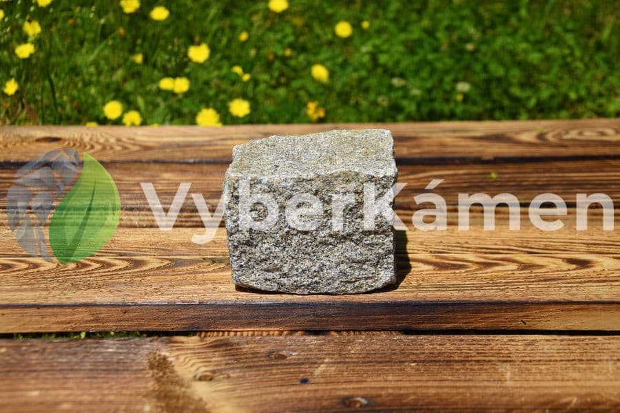 Žulová štípaná kostka žlutá, jemnozrnná