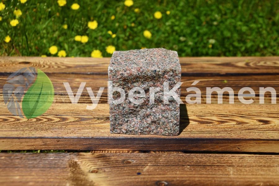 Žulová štípaná kostka růžová, střednězrnná