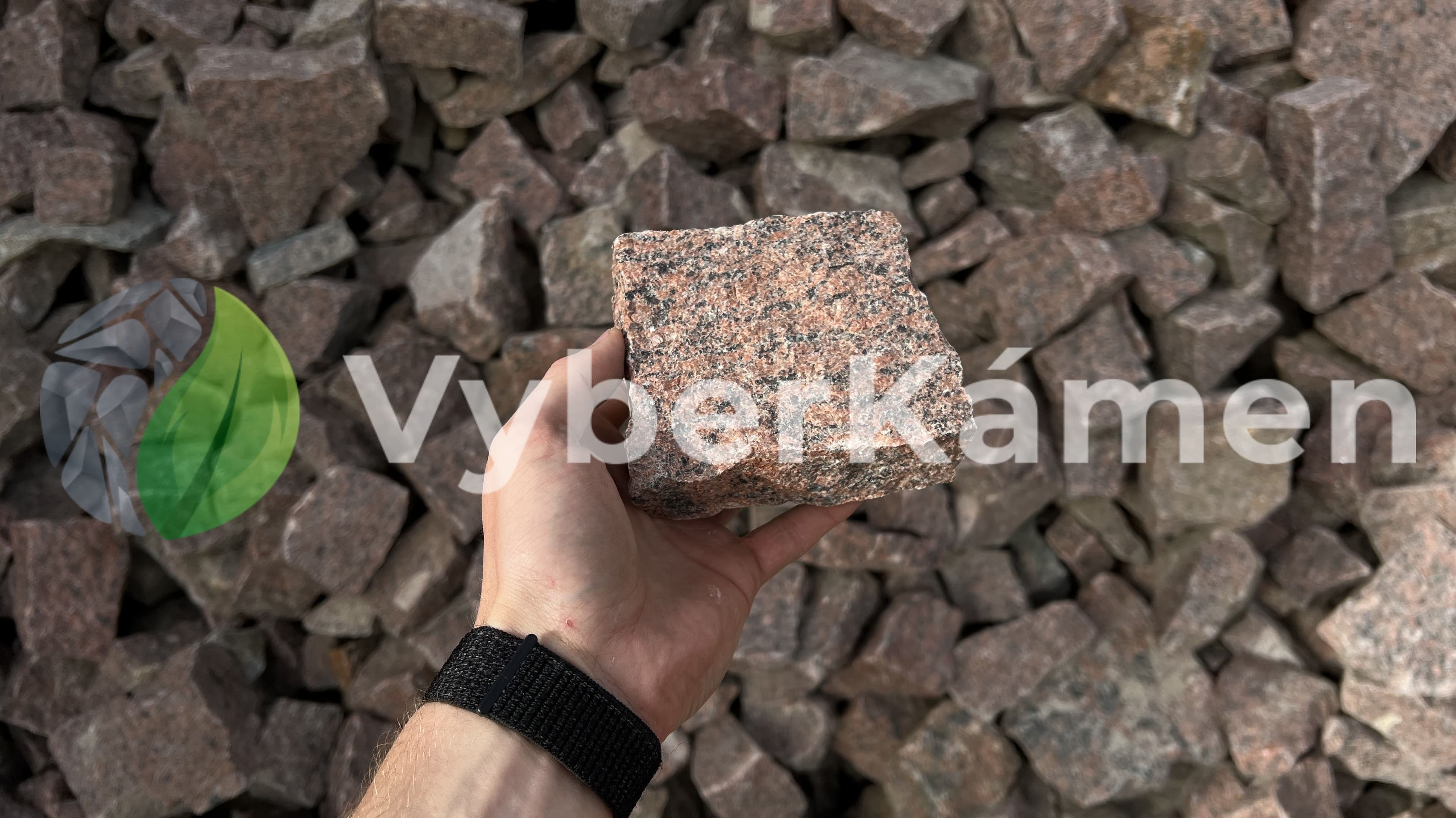 Žulové odseky v ruce