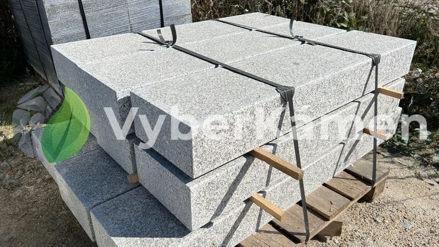 Žulový schodišťový stupeň 30x20x100cm (šířka x výška x délka), přímý