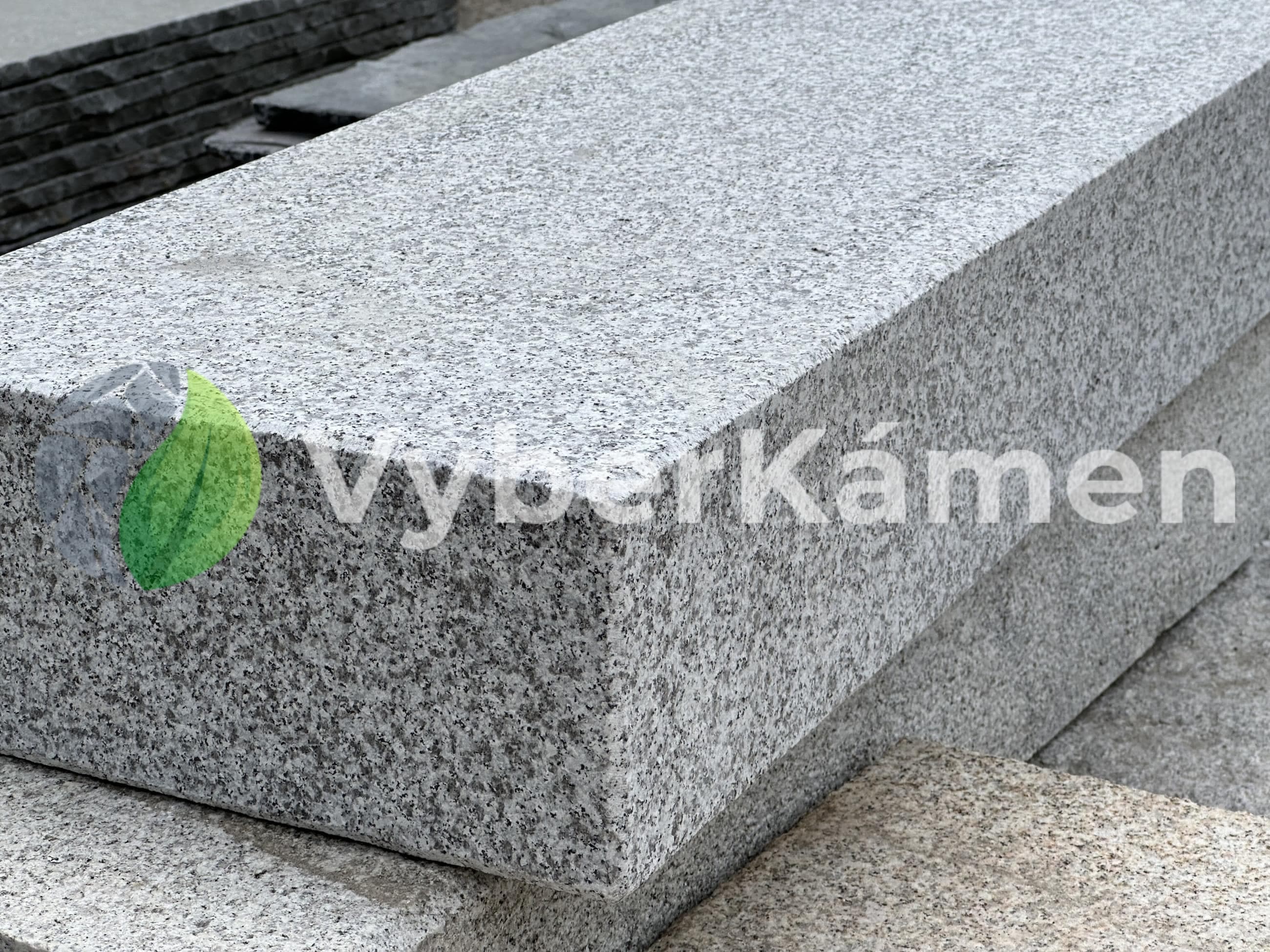 Žulový schodišťový stupeň