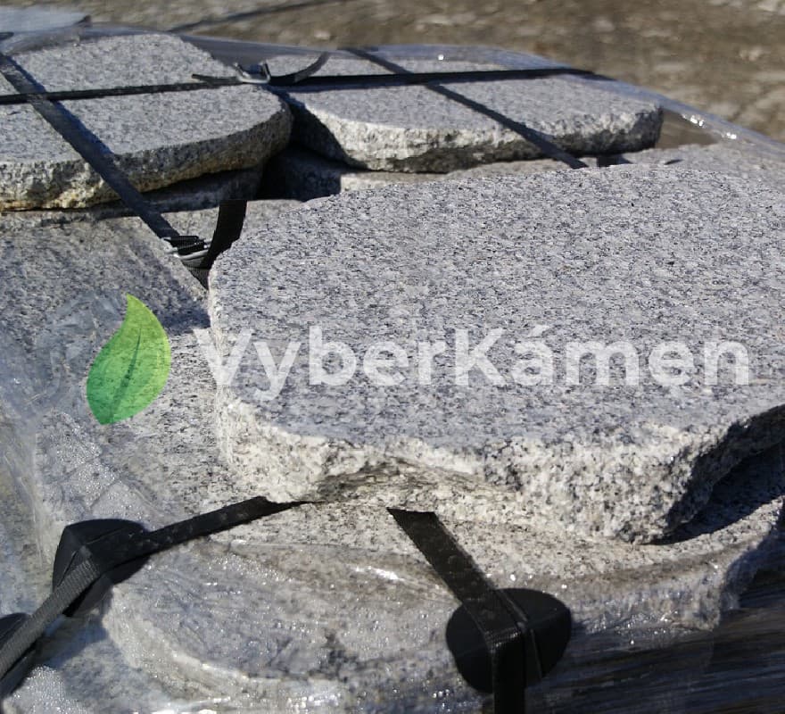 Žulové šlapáky světle šedé, hrubozrnné