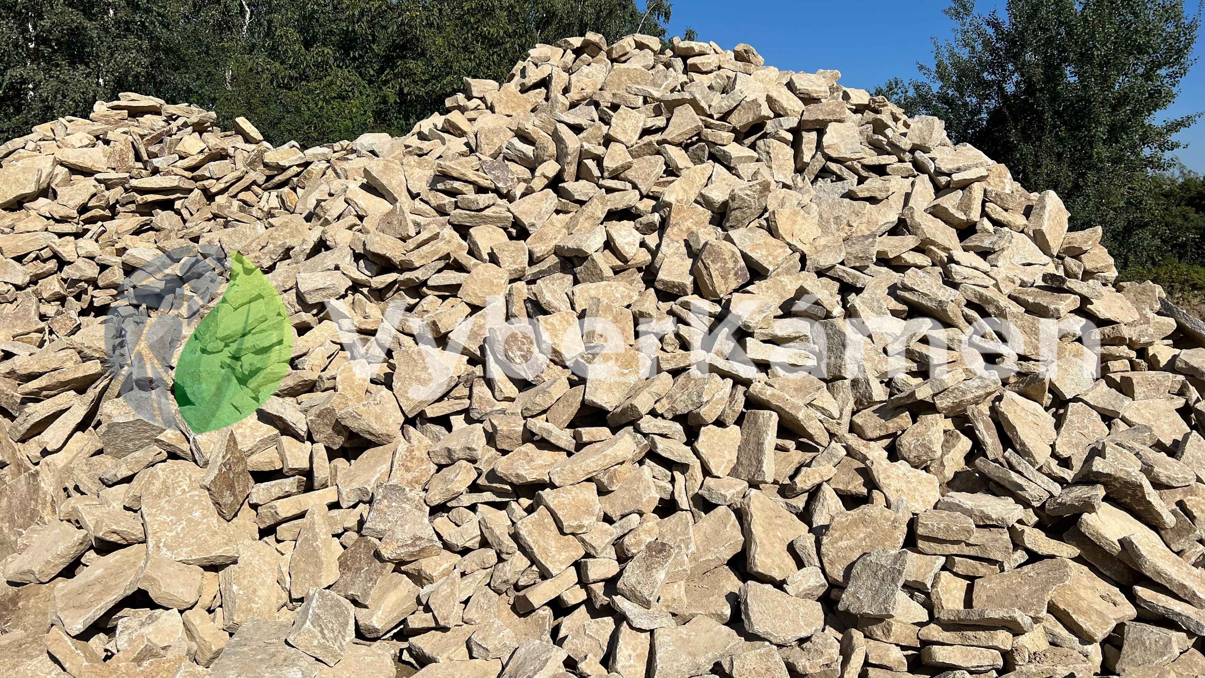 Šlapáky na hromadě