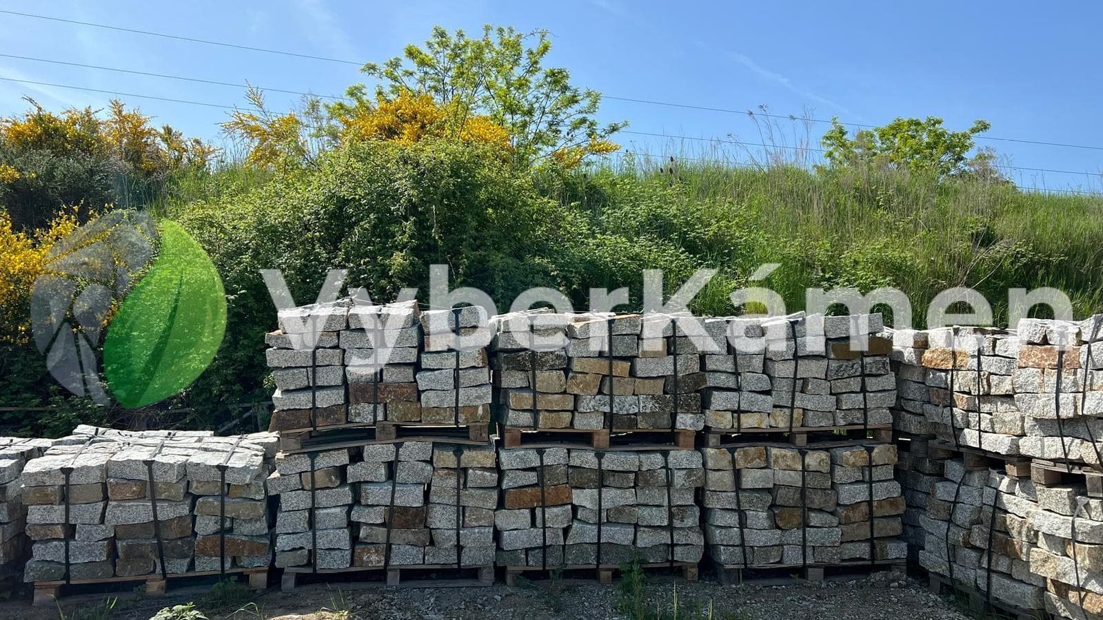 obrubníky z přírodního kamene na paletách