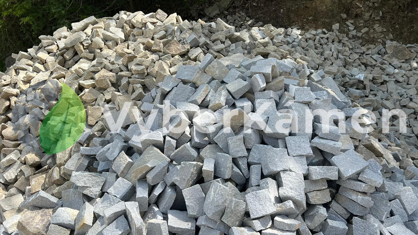 Žulové odseky na hromadě - šedožluté 